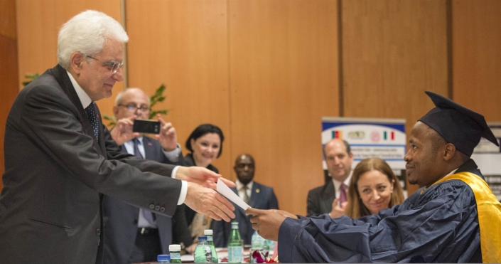 Consegna del riconoscimento al primo laureato in Ingegneria Civile all'ENSTP